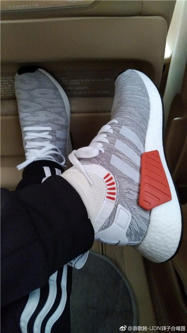 萧敬腾一早晒爱迪达新鞋 NMD R2 PK最新款配色(文化anna)