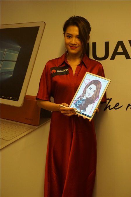 周秀娜出席电子产品发布会