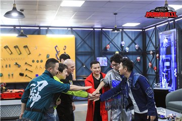 杨迪与战队成员一起打气加油