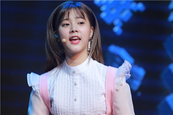 DIA办正规2辑showcase 以9人女团清新亮相