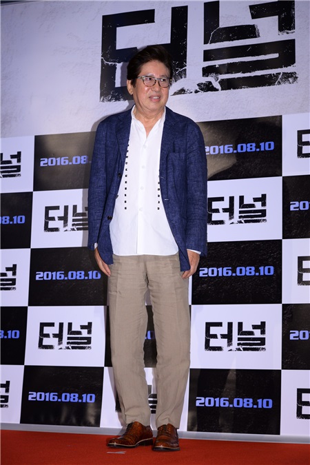 河正宇、裴斗娜等出席了电影《隧道》VIP试映会