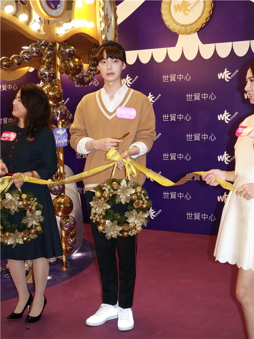 韩国男星安宰贤出席「wtc more Glittery Christmas 」揭幕礼及签名会