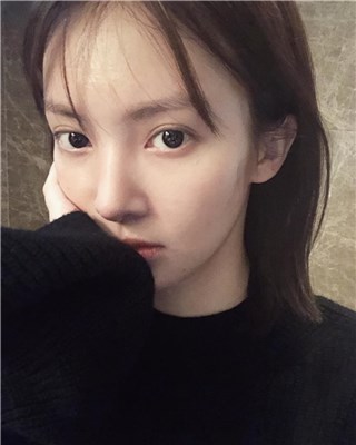 金晨素颜晒自拍超清爽 粉丝调侃“晨三岁”