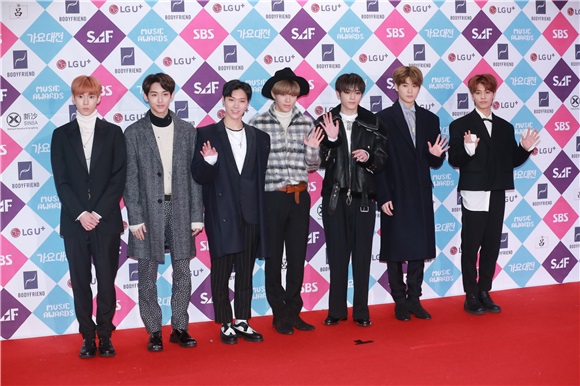 男团EXO、Seventeen、CNBLUE等亮相2016SBS歌谣大战红毯仪式