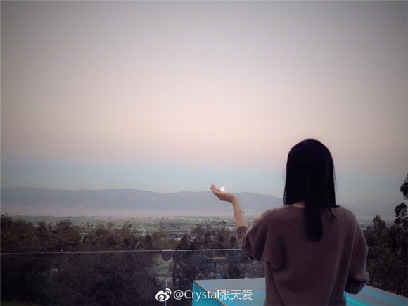 张天爱晒美照只有迷人背影 网友：快回头求看正脸
