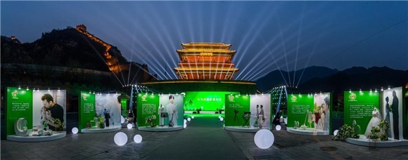 发布会进场入口“衣服长廊” 讲述好爸爸在生命中和生活中为孩子保驾护航的故事