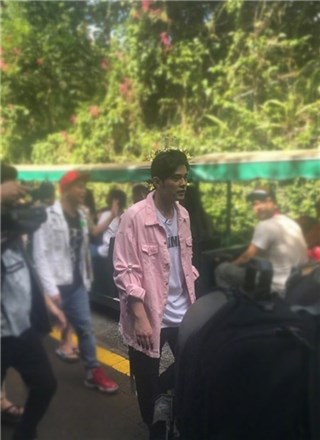 网友澳大利亚偶遇周杰伦 小公举粉色外套满满少女心