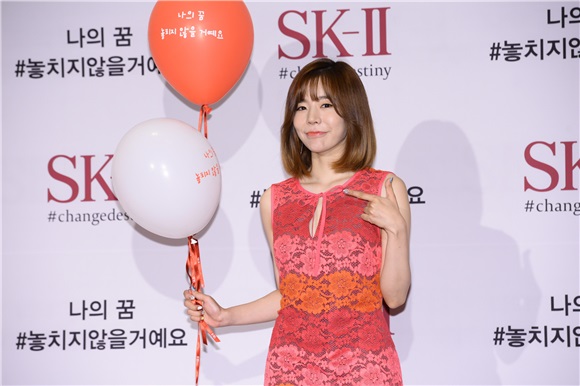 金喜爱、女团少女时代成员Sunny、歌手尹钟信及儿子尹拉益等出席某品牌活动