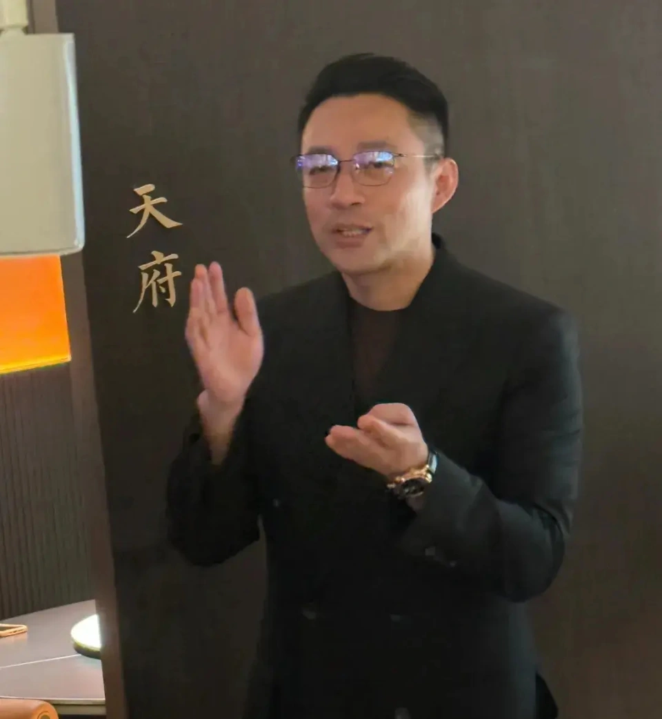 汪小菲直播卖货被儿子当场拆台 恶评酸辣粉有屎味