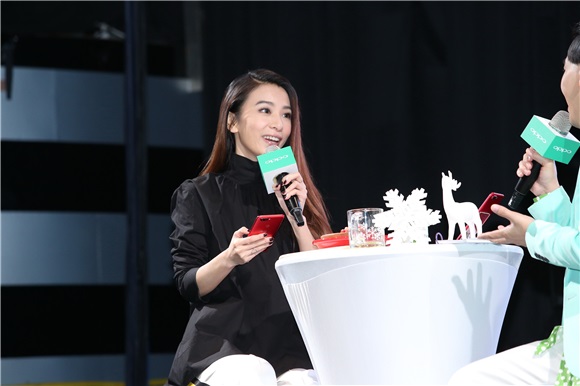 田馥甄出席手机品牌体验活动与粉丝共度耶诞节