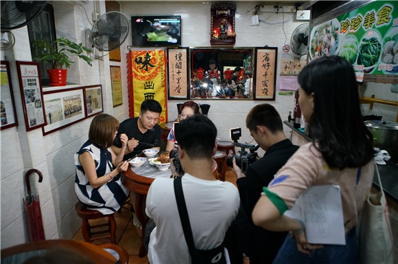《零点食神》寻觅六地绝味 张雪峰开启深夜美食之旅