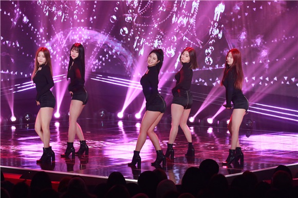 女团gugudan、GFriend出演了SBS音乐节目《THE SHOW》