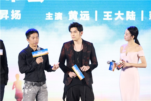 周杰伦出席《一万公里的约定》发布会 首当监制「戳头杀」解锁浪漫新动作