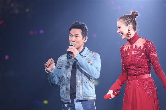 杜德伟助阵郑秀文演唱会  新晋奶爸扮许志安玩心不改