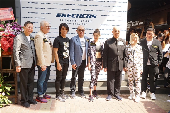 郑伊健与周秀娜出席《SKECHERS旗舰店开幕》