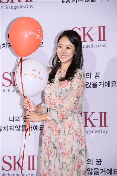 金喜爱、女团少女时代成员Sunny、歌手尹钟信及儿子尹拉益等出席某品牌活动