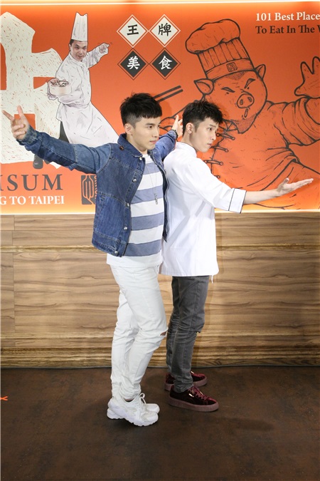 宋念宇举办全新专辑《同在》庆功活动 好友阿纬现身支持