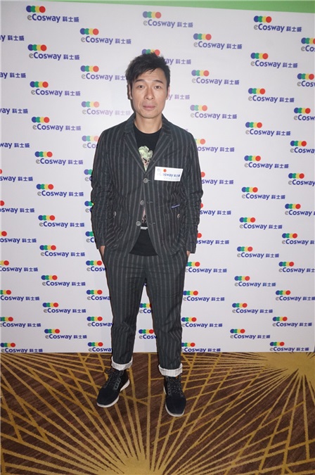 许志安出席科士威续约记者会