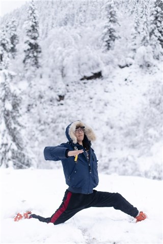 图七:池子雪地扎弓字步将搞怪进行到底