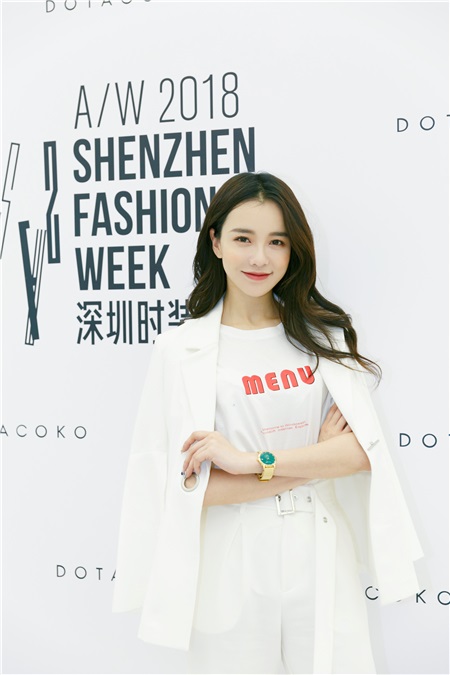 黄一琳白西服亮相深圳时装周 帅气演绎酷美新风尚