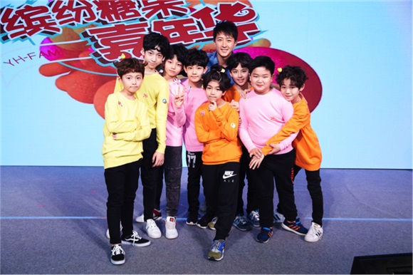 韩庚宇宙少女等齐聚乐华娱乐年会「说相声」跳舞各显其能