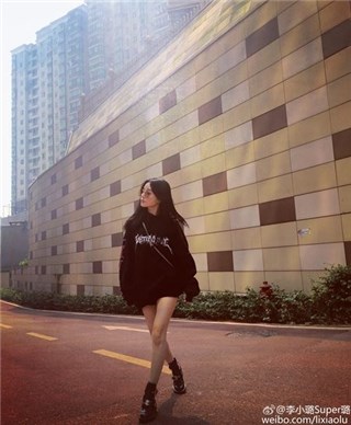 李小璐秀美腿贾乃亮强行秀恩爱 网友：亮哥，脸呢