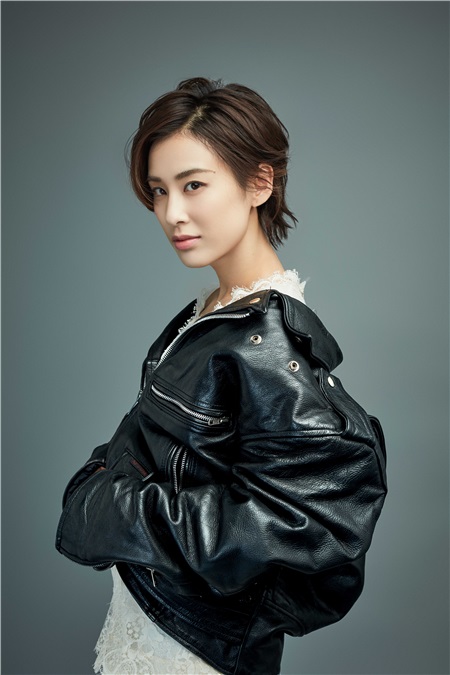 黄圣依率性写真大片曝光 皮外套彰显都市干练女性