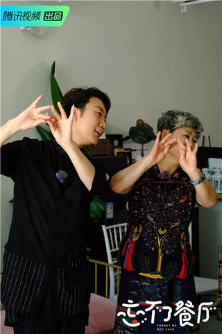 李玉刚教奶奶跳舞