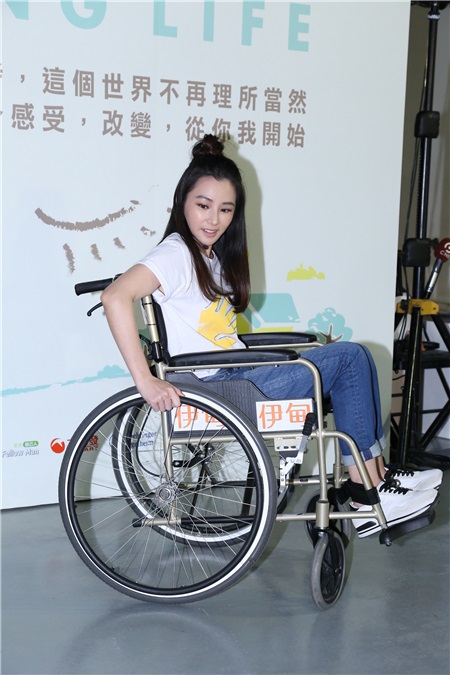 陈怡蓉926大婚倒数计时 体验无障碍轮椅驾驶