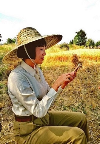 《花儿与远方》火热拍摄中 蒋雯丽变身「麦田里的守望者」