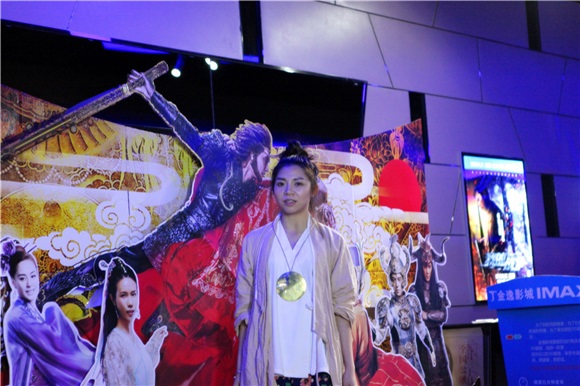 女版至尊宝惊现影院 《大话西游3》首映玩搞笑自拍
