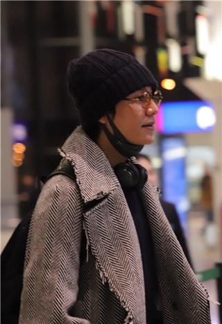 陈坤帅气亮相机场圆眼镜超乖巧 略显疲惫粉丝大赞依旧帅
