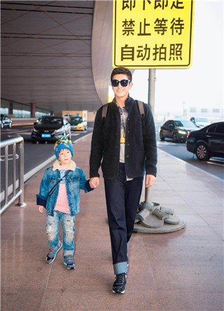 杜江嗯哼手牵手现身机场 嗯哼蓝色线帽激萌可爱