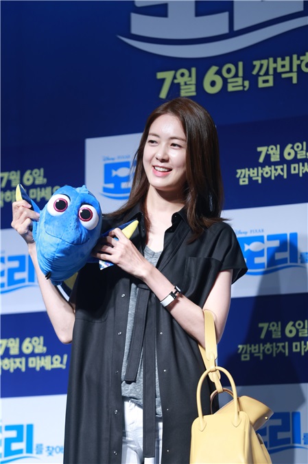 女团2EN1成员Sandara朴、演员李枖原、Stephanie Le等出席画片《海底总动员2》特别活动