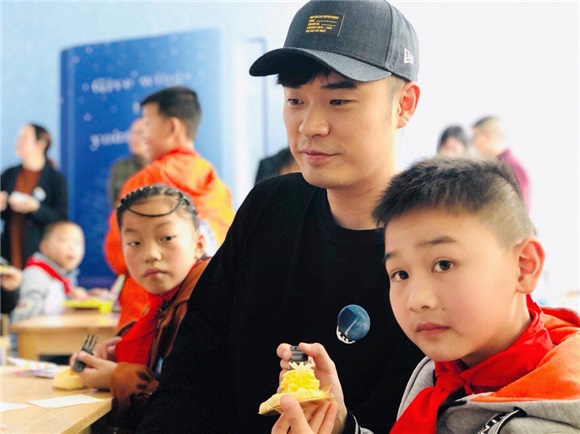 陈赫生日探访蒲公英儿童图书馆 与孩子们一起暖心庆生