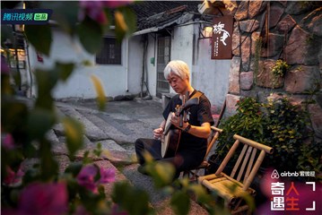 小河在为现场演绎做准备