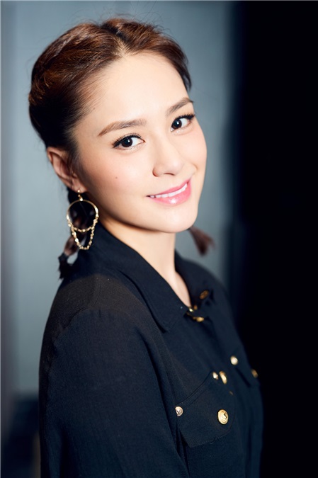 阿娇暖春写真清丽上线 麻花辫甜美出镜尽展青春元气