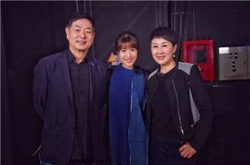 濮存昕与张凯丽悦悦后台合影