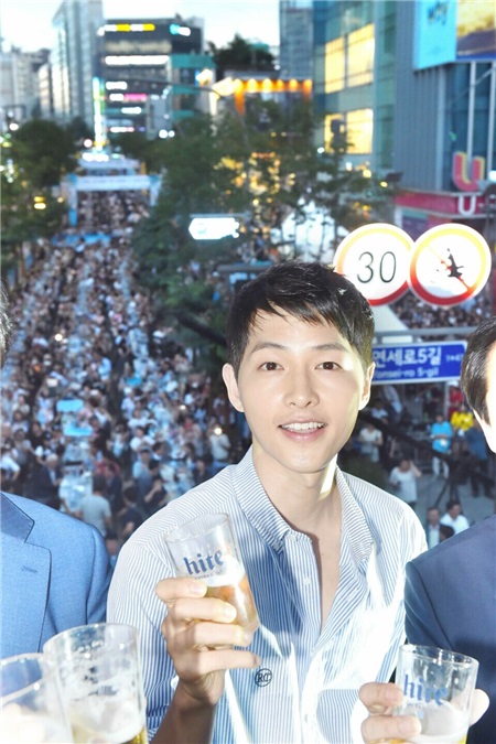 宋仲基出席新村啤酒节活动 标志温暖笑容「你们的老公」依然帅