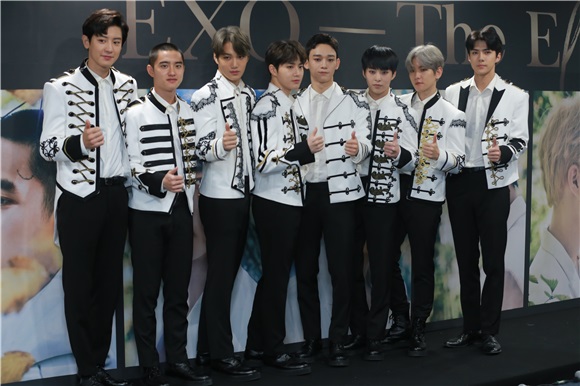 韩国EXO出席第四次单独演唱会"EXO PLANET 4 – The EℓyXiOn –"媒体发布会