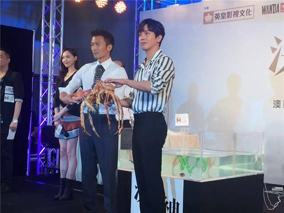 谢霆锋携手白冰帅气亮相 《锋味江湖》再战江湖