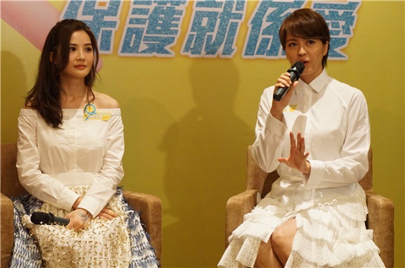 2016年6月6日,香港,蔡卓妍阿Sa、梁咏琪出席预防HPV病毒大使记者会。连续九年担任大使的阿Sa称已呼吁身边不少朋友接种预防疫苗。脚伤后首次出席公开活动的阿Sa说就连走路都会受伤的她表示手上又多一道新伤。因为在走路时双手不停摆动,手撞到墙上令右手手指割掉一小块皮而流血。