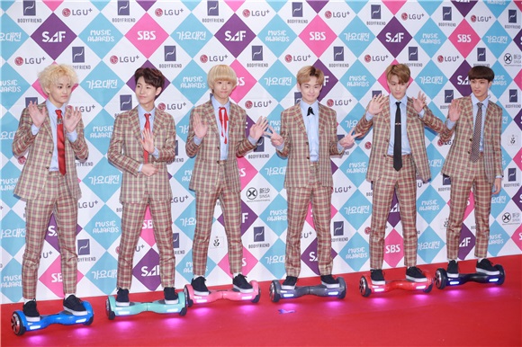 男团EXO、Seventeen、CNBLUE等亮相2016SBS歌谣大战红毯仪式