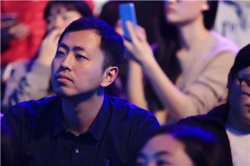 专注看比赛的“水哥”