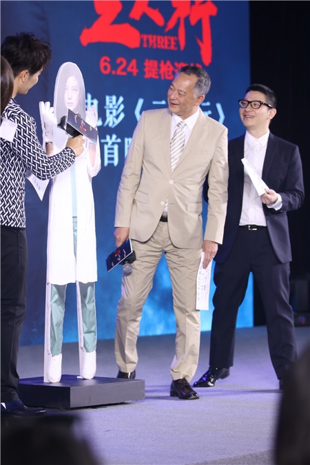 赵薇缺席《三人行》首映发布会以人形板替代 古天乐、钟汉良承诺票房破2亿微博放萌照2016年6月20日,北京,电影《三人行》举行首映发布会。主演钟汉良、古天乐、导演杜琪峯、监制兼编剧游乃海出席,赵薇由於工作在身只以人形板替代。