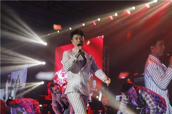 李克勤三十周年世巡拉斯维加斯热力开唱 自爆红包收到手软