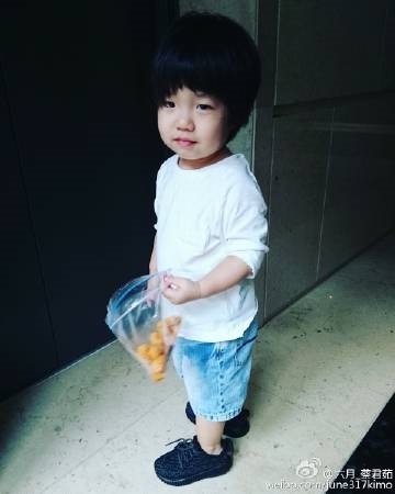 (康)六月儿子情场得意 小小年纪就有初恋