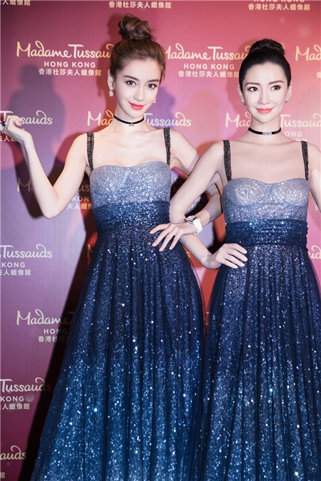 Angelababy现身香港杜莎夫人蜡像馆揭幕 俏皮伸手邀影迷互动