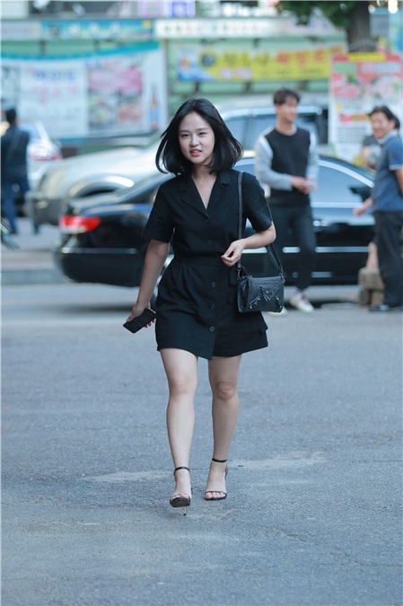 《逆贼》杀青宴 尹均相手动比心 露可爱笑容魅力满分
