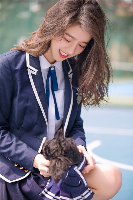 李凯馨开始北电大学生活 与爱犬「亲子装」写真超萌来袭